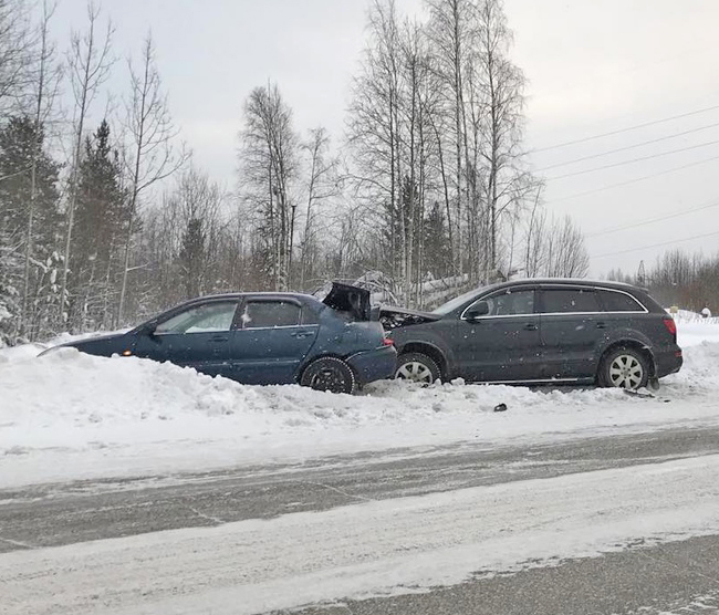 Столкновение Mitsubishi и Audi на автодороге Ухта – Сосногорск